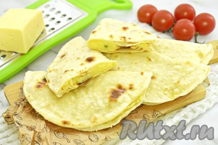 Аппетитные, вкусные, сытные кыстыбыи с начинкой из картошки и сыра горячими подаём к столу. Такие лепёшки могут стать и прекрасным дополнением к обеду или ужину, и сытным перекусом в течение дня.