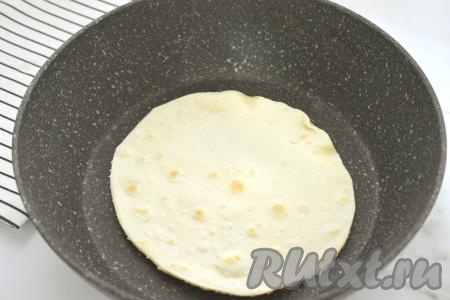 Хорошо разогреваем сухую сковороду (смазывать её маслом не нужно). Выкладываем на горячую сухую сковороду лепёшку и жарим до лёгкого подрумянивания с двух сторон (ориентировочно по 40-50 секунд с каждой стороны).