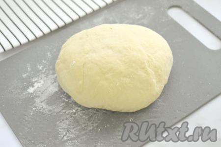 Перемешиваем ингредиенты сначала в миске лопаткой (или столовой ложкой). Затем, когда тесто станет более плотным, начинаем вымешивать его руками. Вымешиваем руками в течение 7-8 минут, при необходимости подсыпаем ещё муку, обязательно учитывая, что итоговое тесто для кыстыбыя должно получиться эластичным, мягким, липнуть к рукам оно не должно. Добавляя муку, ориентируйтесь именно на консистенцию теста, а не на количество муки, указанное в ингредиентах. Замешанное тесто кладём в целлофановый пакет и отправляем минут на 20 в холодильник.