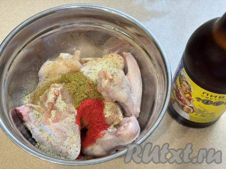 В миску с куриными крылышками добавить соль и специи (в качестве специй я добавила 1 чайную ложку специй для курицы и 0,5 чайной ложки паприки). 