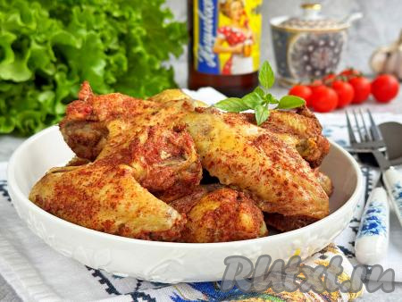 Сочные, вкусные, аппетитные куриные крылышки, тушёные в пиве, разложить из чаши мультиварки по тарелкам и горячими подать к столу.