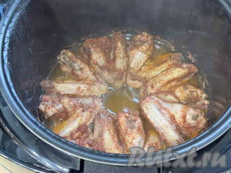 Установить чашу с куриными крылышками в пиве в мультиварку, закрыть крышку, выставить режим "Тушение" на 40 минут. После звукового сигнала мультиварки, сообщающего об окончании режима, крылья будут готовы. 