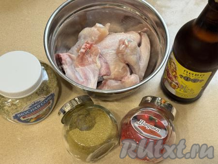 Подготовить продукты для приготовления куриных крылышек в пиве в мультиварке. Куриные крылышки промыть водой, обсушить. Крайнюю часть у каждого крыла отрезать, в ней практически нет мяса. Подготовленные крылья сложить в миску. Пиво можно брать любое, я купила светлое. 