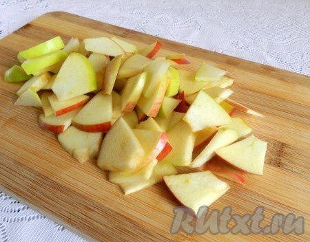 Нарезать яблоко небольшими кусочками.