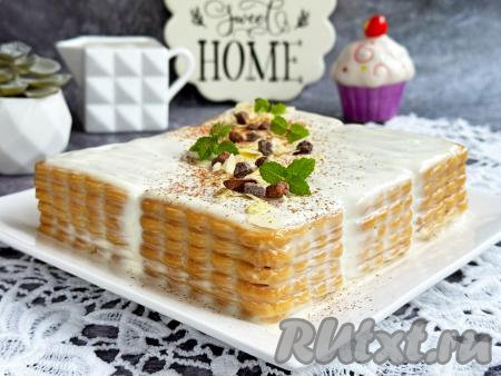 На следующий день перед подачей торт можно украсить (я украсила тёртым шоколадом и орехами).