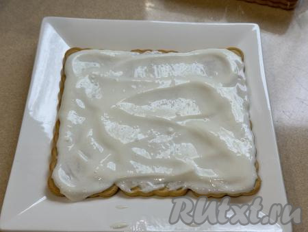 Щедро смазать печенье получившимся сметанным кремом, аккуратно разравнивая крем по печенью. 