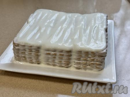 Таким образом, продолжая чередовать печенье, не забывая слегка прижимать его, и сметанный крем, постепенно сформировать весь торт. У меня получился тортик из 6 слоёв печенья "Юбилейное" с кремом из сметаны. Верх и бока торта, приготовленного без выпечки, смазать кремом и поставить в холодильник на ночь, чтобы слои хорошо пропитались. 