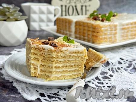 Торт, приготовленный из печенья "Юбилейное" со сметаной, получается нежным, мягким, хорошо пропитанным. Вот так достаточно просто, даже без выпечки, можно приготовить вкусный десерт для уютного семейного чаепития!
