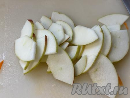 Яблоко нарезать на тонкие ломтики, удаляя семенную коробку с косточками (очищать от кожуры я не стала).