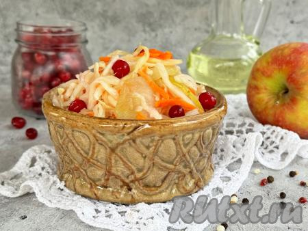 Через три дня капуста, квашеная с яблоками, клюквой и морковью, перестанет выделять сок, значит она готова. Закрыть банку с готовой капустой крышкой и поставить на сутки в холодильник. А затем хрустящую, вкусную капусту, квашеную с нежными яблоками и аппетитной клюквой, можно подавать к столу. Это блюдо станет замечательной закуской для вашего стола! Хранить квашеную капусту нужно в холодильнике.