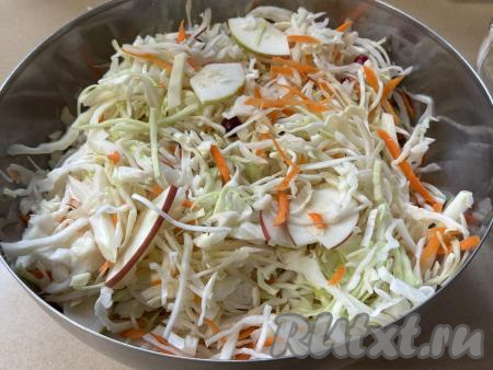 Добавить соль, хорошо перемешать руками капусту с морковью, клюквой и яблоком. Сильно мять не нужно, достаточно тщательно перемешать.