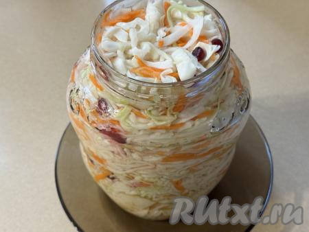 Банку поставить в глубокую тарелку, в которую в процессе брожения капусты будет выливаться жидкость из банки. Сверху накрыть банку марлей (или блюдцем). Оставить капусту на кухонном столе на трое суток. По прошествии первых суток капуста начнёт бродить, станет выделяться сок. После этого нужно будет каждый день несколько раз протыкать капусту в банке до самого дна длинной палочкой или черенком половника (я прокалываю 3-4 раза за сутки). Благодаря прокалыванию из банки с капустой будут выходить газы от брожения, а значит готовая квашеная капуста не будет горчить. 