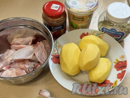 Подготовить продукты для приготовления картошки, тушёной с куриными крылышками в мультиварке. Куриные крылья промыть водой, немного обсушить. Картошку и чеснок почистить. 