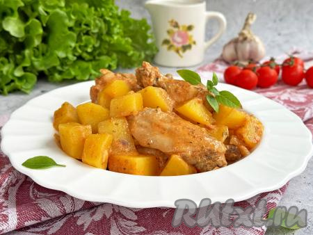Мягкую, нежную тушёную картошку вместе с сочными, хорошо пропаренными куриными крылышками разложить из чаши мультиварки по тарелкам и подать аппетитное, вкусное, сытное блюдо к столу.