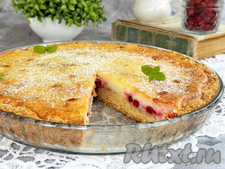 Остывший пирог нарезать на кусочки и подать к столу.