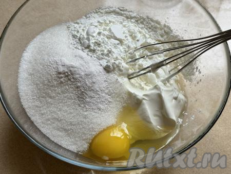 Для приготовления сметанной заливки нужно соединить в миске сметану, сахар, ванильный сахар, сырое яйцо и крахмал.