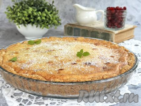 Песочный пирог с клюквой и сметанной заливкой выпекать в разогретой до 180 градусов духовке 1 час. У готового пирога заливка не должна быть липкой. Дать пирогу как следует остыть, чтобы сметанная заливка стабилизировалась. Я перед подачей слегка присыпала выпечку сахарной пудрой, но это необязательно.