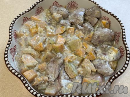 Выложить печень с тыквой в жаропрочную форму (у меня форма диаметром 18 сантиметров). 