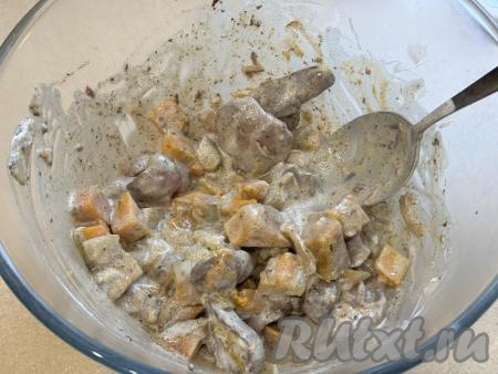 Перемешать куриную печень с тыквой, равномерно покрывая их сметаной со всех сторон.