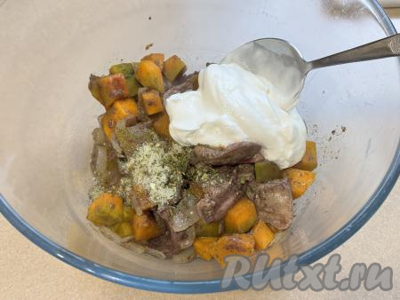 Сюда же выложить сметану. 