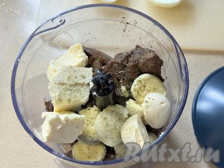 Посолить и поперчить печень с желтками по вкусу, добавить сливочное масло комнатной температуры.