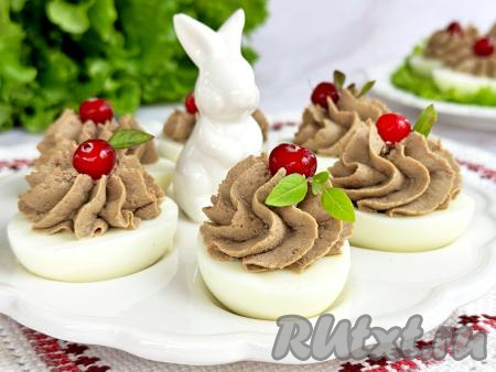 Яйца, фаршированные куриной печенью
