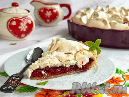 Песочный пирог с клюквой и безе