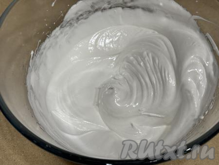 Взбивать белки в течение 8 минут (до стойких пиков). Время взбивания зависит от мощности миксера.