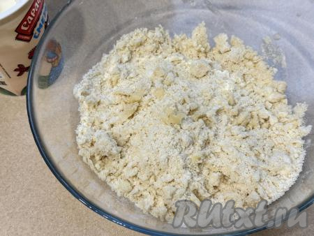 Содержимое миски перетереть руками до получения достаточно мелкой крошки.