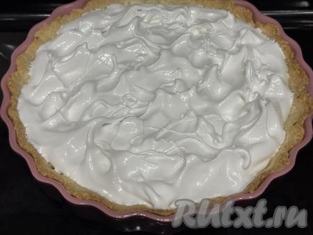 Сразу выложить взбитые белки поверх ягодной начинки и сформировать волны с помощью столовой ложки.