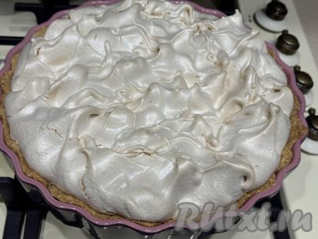 Поставить песочный пирог с клюквой и безе в духовку и запекать при температуре 160 градусов минут 25. Затем выключить духовку и оставить пирог в духовке ещё на час. После этого вынуть пирог из духовки и полностью остудить.