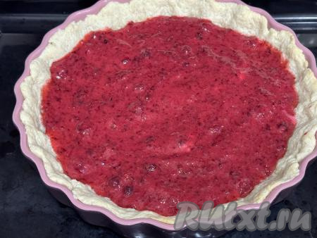 Выложить ягодную массу в форму, разровнять. Поставить песочный пирог с начинкой в духовку, выпекать 10 минут при температуре 180 градусов.
