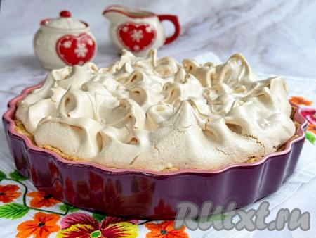 Остывший песочный пирог с начинкой из клюквы и безе нарезать на кусочки и подать к столу.