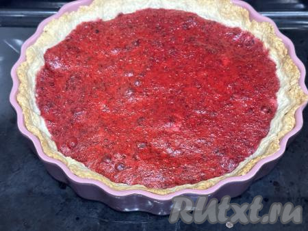 Достать пирог из духовки, клюквенная начинка слегка схватится.