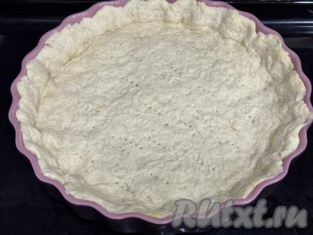 Достать форму с песочной основой пирога из духовки.