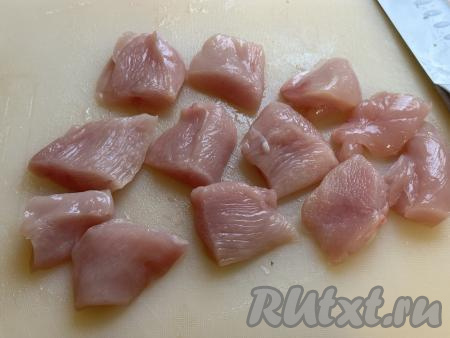 Нарезать филе куриной грудки на кусочки толщиной примерно 1-1,5 сантиметра.