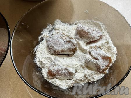 Несколько кусочков куриной грудки обвалять в муке со всех сторон.