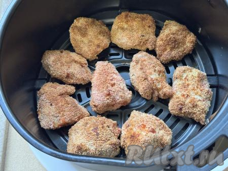 Поместить чашу в аэрогриль, выставить режим 200 градусов на 15 минут. У меня все наггетсы сразу не поместились в аэрогриль, поэтому я запекала их в два этапа.