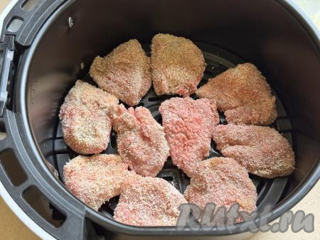 Выложить заготовки наггетсов из куриной грудки в чашу аэрогриля в один слой.