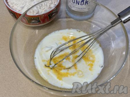 Перетереть желтки с сахаром с помощью венчика до однородности. Затем влить молоко, добавить сметану и водку. Благодаря добавлению в тесто водки хворост получится хрустящим.