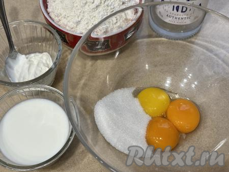 В миске соединить сахар и яичные желтки.