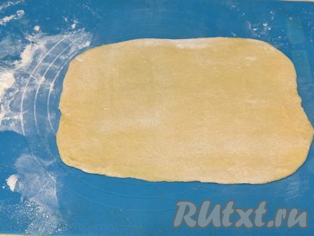 Разделить тесто на 3 части. С помощью скалки на припылённой мукой поверхности раскатать каждую часть теста в тонкий пласт толщиной примерно 2-3 миллиметра.