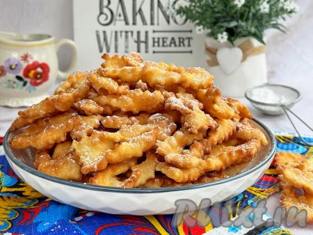 Когда хворост остынет, его можно сверху присыпать сахарной пудрой.