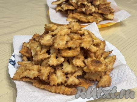 Выложить готовый хворост на тарелку с бумажным полотенцем, чтобы удалить лишний жир. Постепенно, подливая масло по мере необходимости, пожарить в сковороде (или сотейнике) весь хворост.