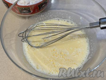 Перемешать венчиком до однородности.