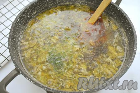 В конце приготовления приправляем щи специями (я добавила чёрный молотый перец и паприку), пробуем на вкус, если нужно, досаливаем. Добавляем нарезанную свежую (или замороженную) зелень, доводим до кипения, провариваем 2 минуты на небольшом огне. Убираем кастрюлю с огня.