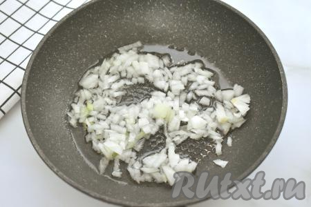 Пока картошка с капустой варятся, нужно обжарить овощи. Прежде всего очищаем лук с морковкой. Шампиньоны промываем водой. Разогреваем растительное масло в сковороде, уменьшаем огонь до среднего, выкладываем мелко нарезанный лук и обжариваем его до прозрачности (минуты 3-4), не забывая иногда перемешивать.