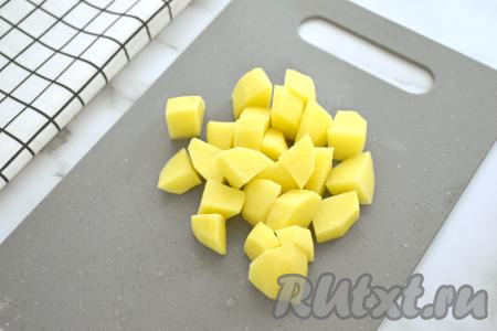 Пока куриный бульон с варёным мясом закипает, очищаем картошку, нарезаем на средние кубики.