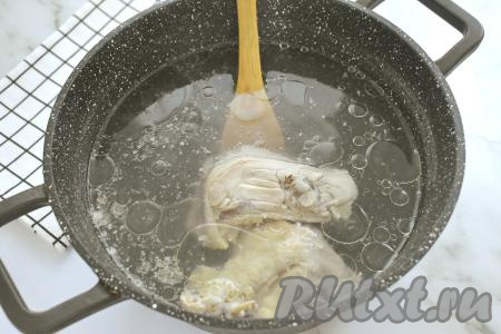 Для приготовления бульона я использовала куриные спинки, подойдут и другие части курицы (бёдра, крылья, голени). Части курицы моем, выкладываем в кастрюлю, заливаем 2 литрами холодной воды и отправляем на достаточно сильный огонь. После закипания воды аккуратно снимаем с поверхности бульона пену, уменьшаем огонь, варим мясо до готовности (минут 30-35). Сварившееся мясо достаём из бульона, даём немного остыть, отделяем его от костей, нарезаем на кусочки. Куриный бульон, если необходимо, процеживаем и сразу возвращаем в кастрюлю. В кастрюлю с бульоном выкладываем нарезанное мясо, солим, ставим на достаточно сильный огонь, доводим до кипения.