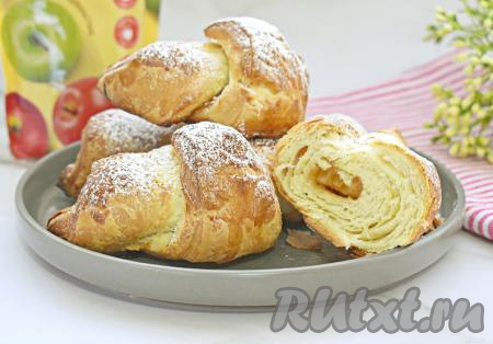 Круассаны из слоёного дрожжевого теста с повидлом